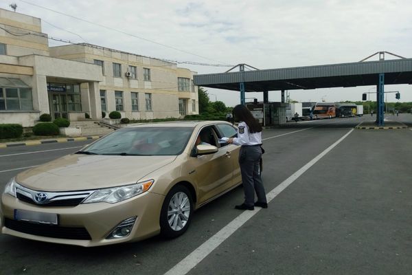 Cărţi de identitate false, oprite din drumul către Germania