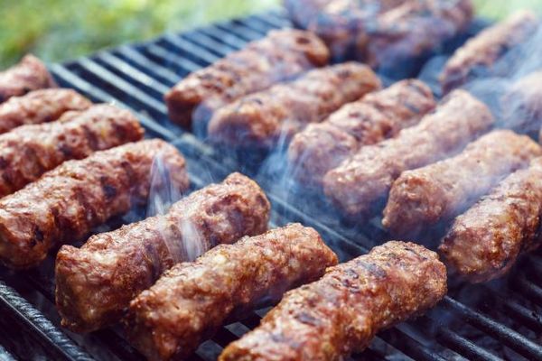 L-au invitat la o friptură și o bere, dar l-au bătut și l-au tâlhărit