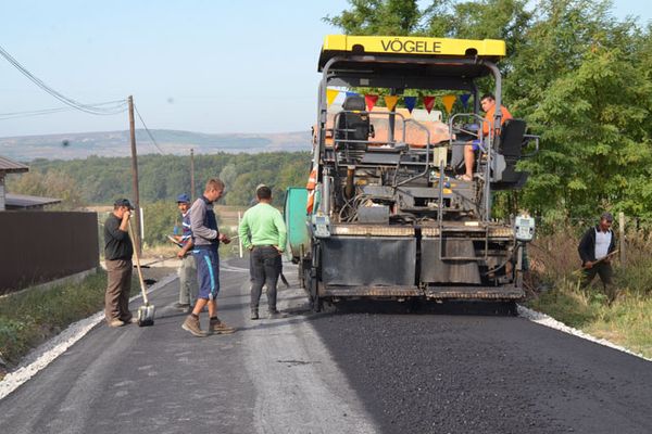Se toarnă asfalt la Mărășeni