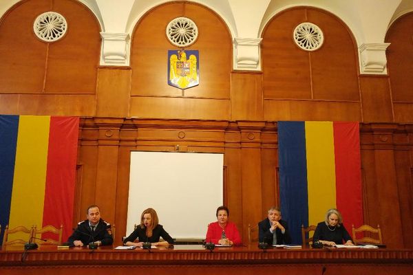 Primarii și secretarii, instruiți de Prefectură în privința organizării alegerilor prezidențiale