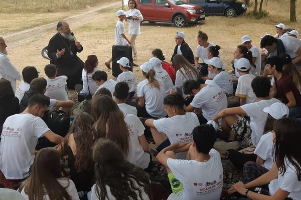 PS Ignatie a purtat un dialog al sincerității cu participanții la Tabăra ”Tinerii în bucuria comuniunii"