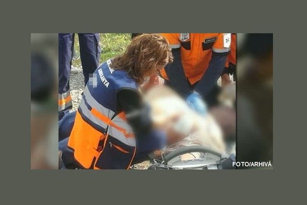 Nepăsare fără margini: în timp ce un voluntar se zbătea să salveze un bărbat, nimeni n-a vrut să sune la 112!