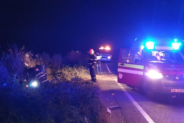 Un autoturism s-a ciocnit de un TIR pe raza localității Sălcioara - FOTO