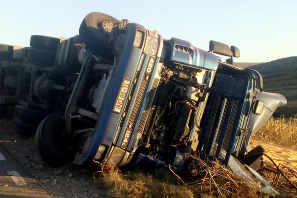 Popeni: un TIR încărcat cu porumb s-a răsturnat la marginea drumului - FOTO