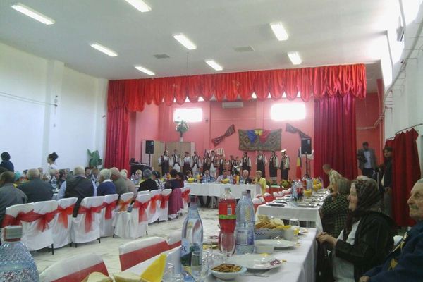 Bătrânii din Ivănești, sărbătoriți de autorități