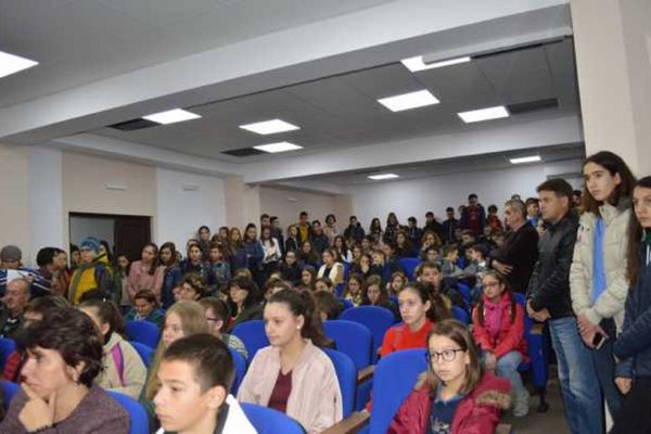 Sute de elevi interesați de Centrul Județean de Excelență