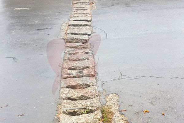 POZA ZILEI. Dalele unui șanț de canalizare din cartier Deal, pericol pentru bicicliști și autoturisme