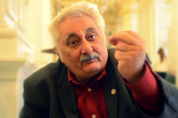 Bârlădenii au ieșit în întâmpinarea militarilor care au mărșăluit cu torțe - VIDEO