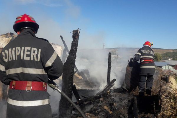 FOTO: Casă mistuită de flăcări la Vaslui