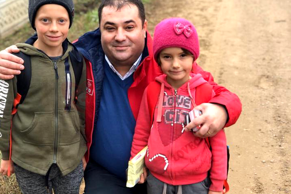 Un deputat, doi copii, un pachet de biscuiți și-o poză: egal, civilizație rustică autentică