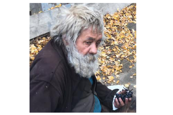 STRIGĂT MUT: un bătrân abandonat și bolnav, rătăcește pe străzile din Bârlad...