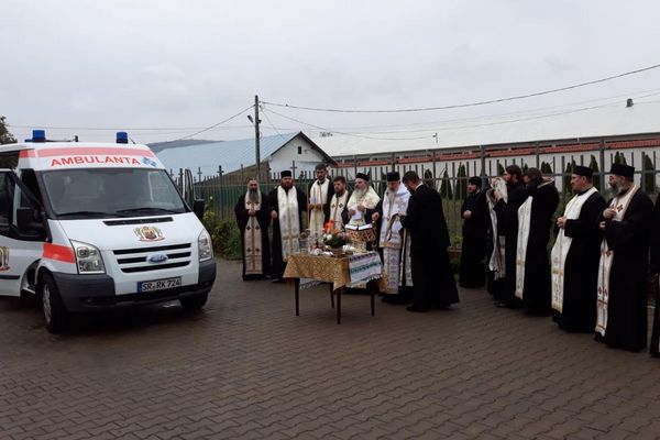 Episcopia Hușilor a inaugurat un centru medical. Crucea Roșie Bavareză a donat deja o ambulanță