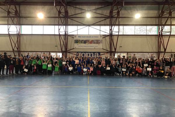 Zeci de copii din mediul rural au concurat la handbal