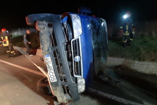 Accident la Solești: o autoutilitară s-a răsturnat pe șosea - FOTO