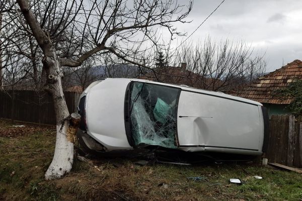 Autospecială răsturnată în localitatea Dumești