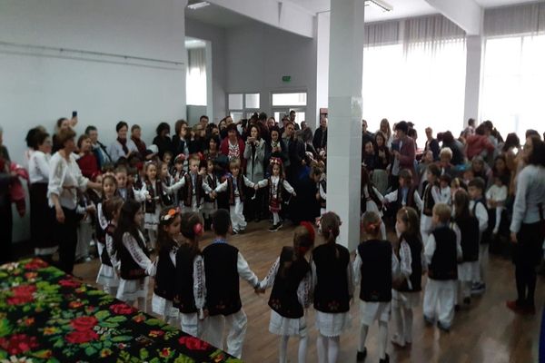 FOTO: Parada portului popular la ”Drag mi-e jocul românesc, de mic învăț să-l pornesc”