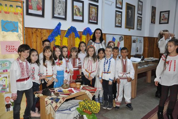 Elevii și dascălii din județul Vaslui vor marca Ziua Națională în port popular