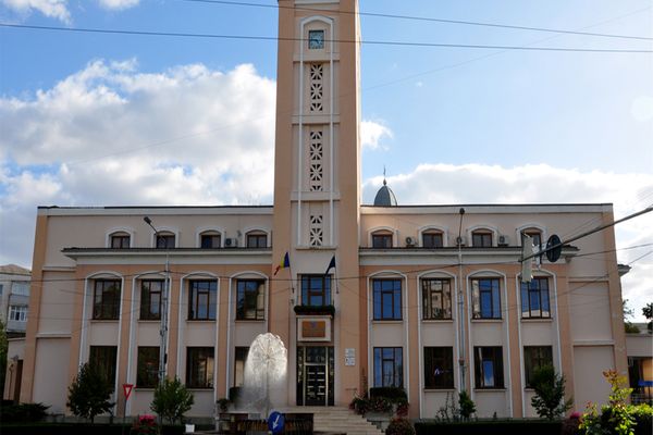 Cine este funcționarul public pentru care consilierii bârlădeni au trecut un proiect pe „repede-înainte”