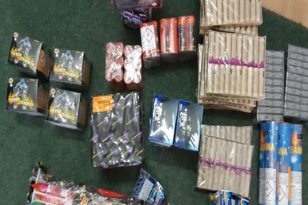 Un bărbat din Vetrișoaia a comandat petarde prin poștă și a fost prins de polițiști în timp ce le ducea acasă