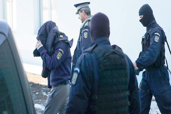 Percheziții la un post de poliție și la domiciliul unui agent din județul Vaslui, acuzat de luare de mită și șantaj!