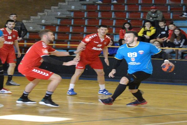 CSM Bacău-CSM Vaslui 28-27 (18-14): Înfrângere la limită!