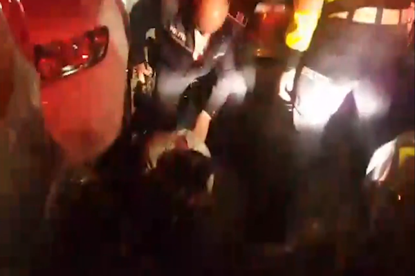 Fiul unui preot din județul Vaslui, urmărit în trafic de polițiști și încătușat pe străzile din Iași - VIDEO