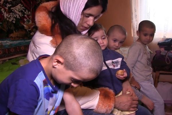 Șase frați aruncați în stradă de unchiul lor la Negrești