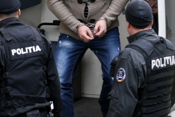 Huși: un adolescent a fost bătut într-o stație de autobuz și deposedat de telefonul mobil