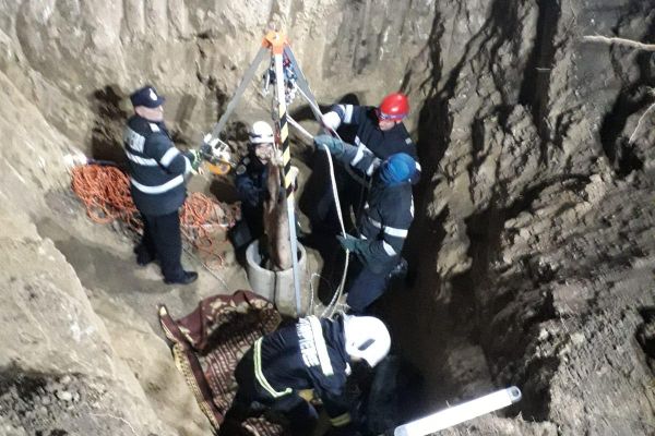 Misiune dificilă a pompierilor! Bărbat scos dintr-o fântână, după aproape zece ore!