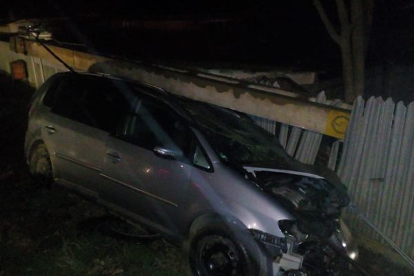 Docăneasa: un șofer a pierdut controlul volanului și s-a izbit de un stâlp