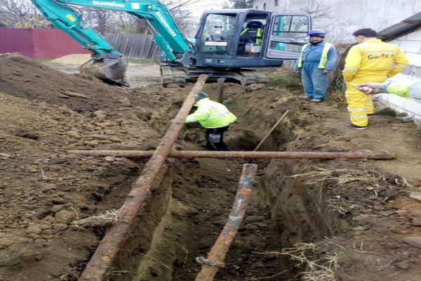 Pericol de explozie la Brodoc, după ce o țeavă subterană de gaze a fost fisurată