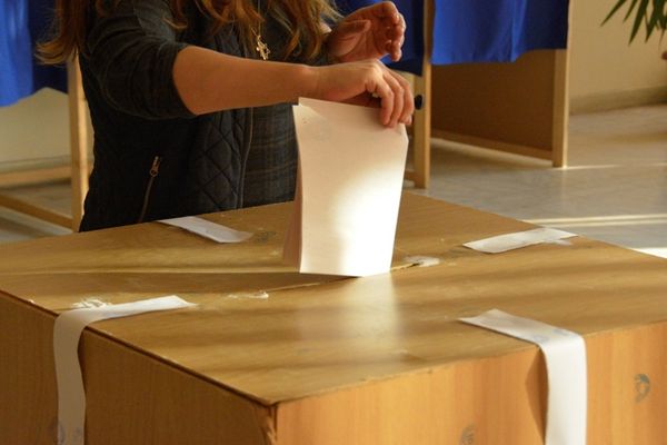 Președinte de secție de votare anchetat de polițiști, după ce a deschis urna înainte de încheierea scrutinului