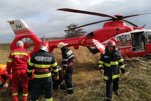 Șofer preluat de elicopterul SMURD după ce mașina sa a fost lovită de un tren - FOTO