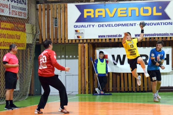 CSM Vaslui a fost eliminată din Cupa României, după ce a pierdut meciul cu CSM Focșani, scor 27-35 (14-17)