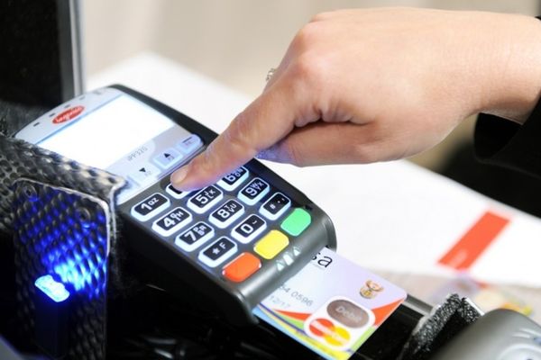 Un hoț din Bârlad și-a făcut cumpărăturile plătind cu cardurile pe care le-a furat!