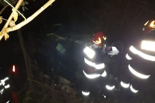 Misiune de salvare în miez de noapte pentru pompieri: persoană căzută într-o râpă adâncă de 20 de metri în comuna Roșiești!