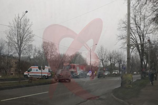 Două autoturisme implicate într-un accident rutier în zona Fepa, după o neacordare de prioritate