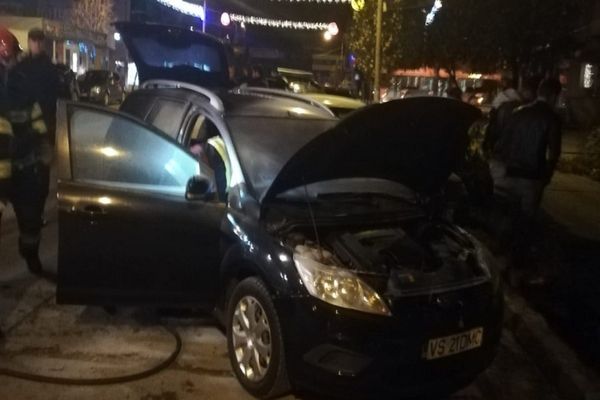 Două mașini au luat foc, în cursul zilei de ieri, pe străzile din Bârlad