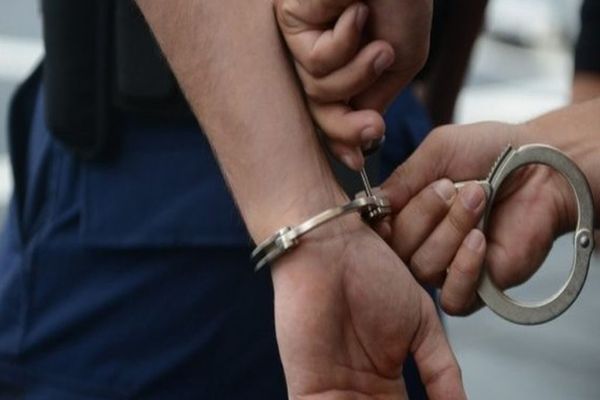 O femeie din comuna Gherghești bătută de un tâlhar cu furca și cu o piatră