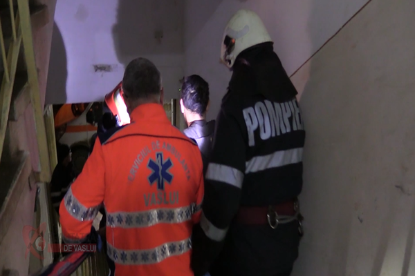 VIDEO. Misiune de salvare: un tânăr de 36 de ani, din Bârlad, găsit în stare critică în locuința sa!