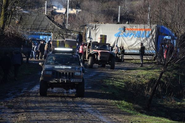 GEST UMANITAR!  Membrii clubului „Off Road Club Bârlad” au jucat rolul de Moș Crăciun pentru 60 de familii nevoiașe. FOTO