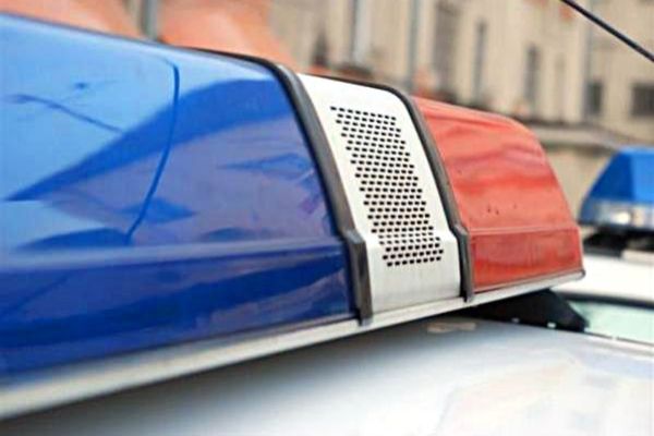 Un bărbat din Băcești și-a bătut tatăl și iubita cu toporul. El riscă acum să ajungă in arest preventiv