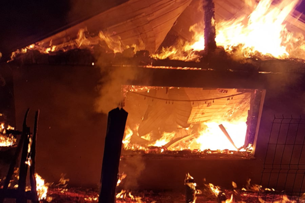 O casă din localitatea Simila, cuprinsă de flăcări noaptea trecută!