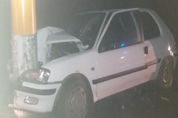 Negrești: un autoturism scăpat de sub control s-a oprit într-un stâlp. FOTO