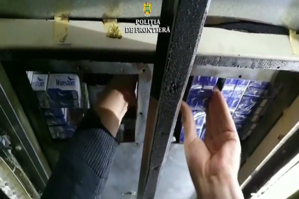 Autocar „capitonat” cu ţigări de contrabandă oprit la Albița - VIDEO