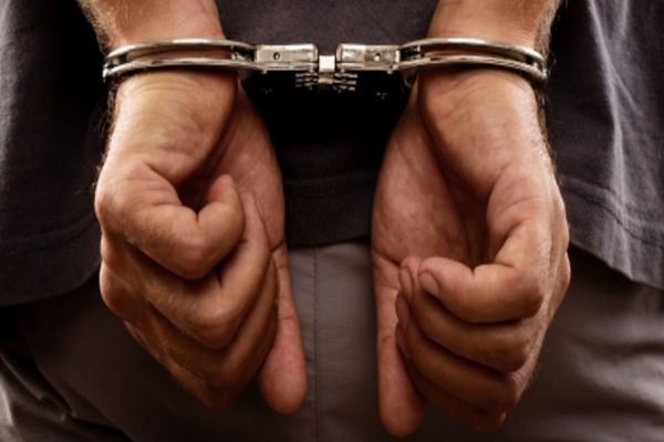 Un bărbat din Drânceni a ajuns în arest după ce a dat foc casei tatălui său vitreg