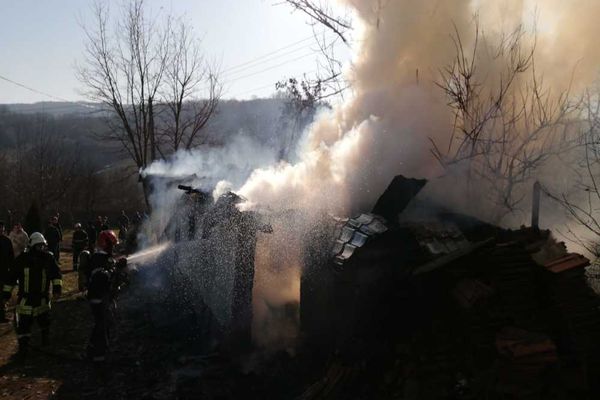 Casă mistuită de flăcări la Mircești din cauza unui cazan de făcut rachiu - VIDEO