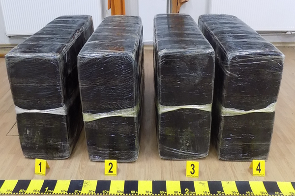 Traficanți de țigări prinși de polițiștii bârlădeni, în flagrant, în momentul tranzacției!