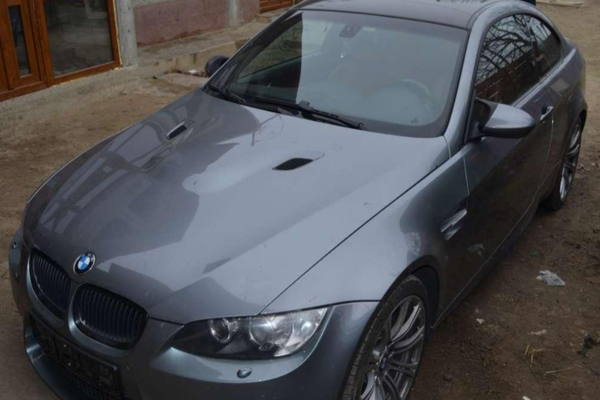 BMW furat din Italia, găsit în curtea unui bărbat din Râșești!