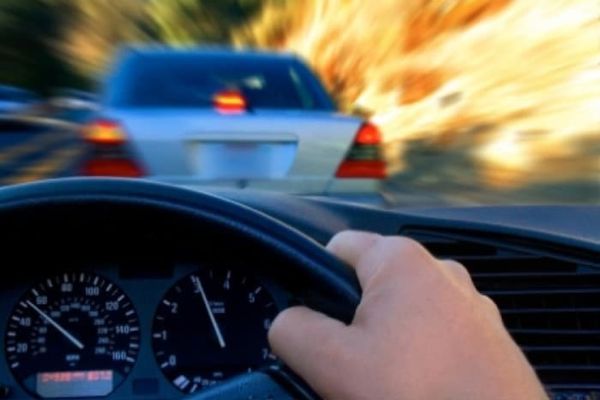 Un bărbat s-a urcat la volan deși avea permisul de conducere suspendat pentru o perioadă de 3 ani